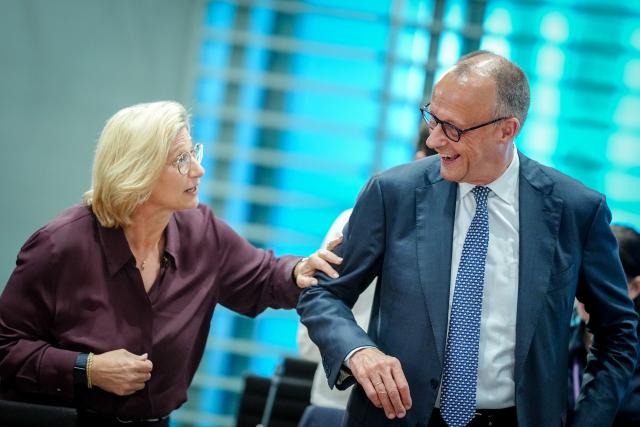 25 June 2026, Berlin: Minister President of the Saarland Anke Rehlinger (L) talks with German Chancellor Friedrich Merz during the Conference of Minister Presidents (MPK) at the Federal Chancellery. Photo: Kay Nietfeld/dpa