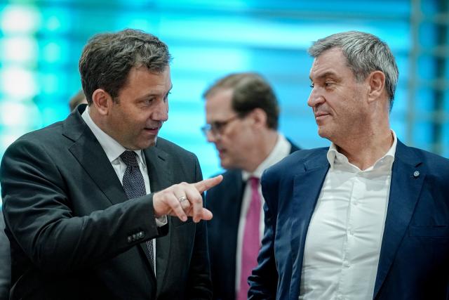 25 June 2026, Berlin: German Minister of Finance Lars Klingbeil (L) talks with Minister President of Bavaria Markus Soeder during the Conference of Minister Presidents (MPK) at the Federal Chancellery. Photo: Kay Nietfeld/dpa