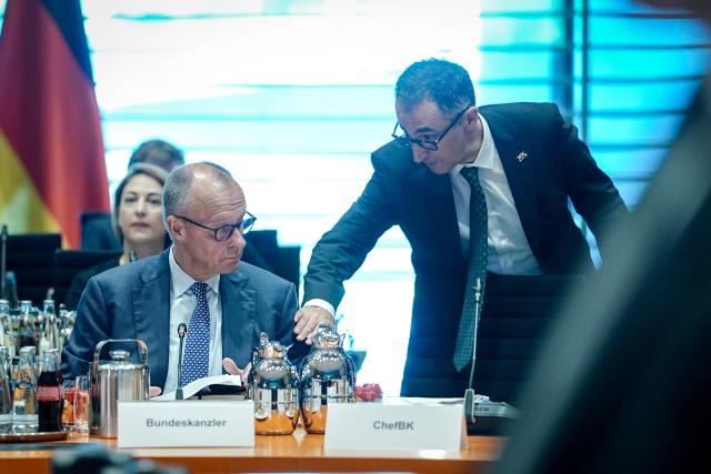 25 June 2026, Berlin: German Chancellor Friedrich Merz (L) and Minister President of Baden-Wuerttemberg Cem Oezdemir attend the Conference of Minister Presidents (MPK) at the Federal Chancellery. Photo: Kay Nietfeld/dpa