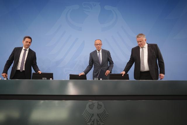 25 June 2026, Berlin: (L-R) Minister President of Lower Saxony Olaf Lies, German Chancellor Friedrich Merz and Minister President of Rhineland-Palatinate Gordon Schnieder arrive for a press Conference of states Minister Presidents (MPK) Conference at the Federal Chancellery. Photo: Kay Nietfeld/dpa