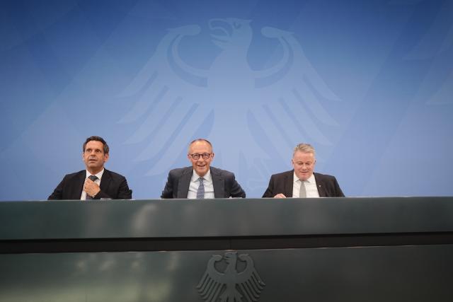 25 June 2026, Berlin: (L-R) Minister President of Lower Saxony Olaf Lies, German Chancellor Friedrich Merz and Minister President of Rhineland-Palatinate Gordon Schnieder attend a press Conference of states Minister Presidents (MPK) Conference at the Federal Chancellery. Photo: Kay Nietfeld/dpa