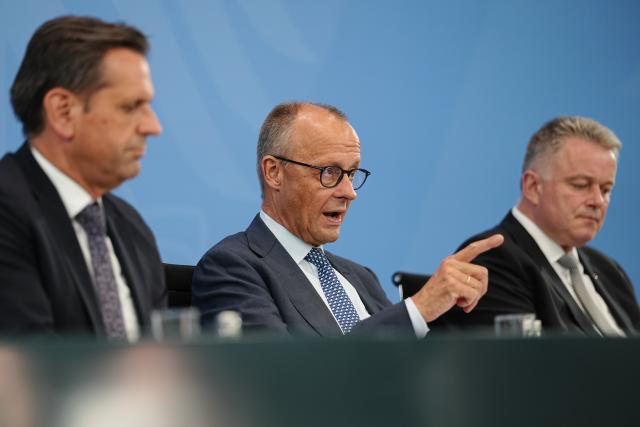 25 June 2026, Berlin: (L-R) Minister President of Lower Saxony Olaf Lies, German Chancellor Friedrich Merz and Minister President of Rhineland-Palatinate Gordon Schnieder attend a press Conference of states Minister Presidents (MPK) Conference at the Federal Chancellery. Photo: Kay Nietfeld/dpa
