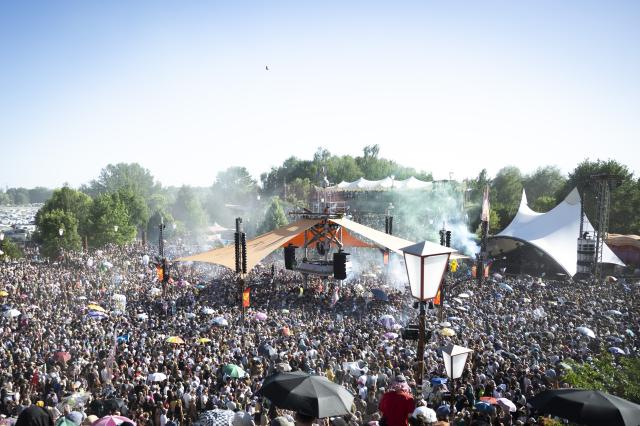 25 June 2026, Mecklenburg-Western Pomerania, Laerz: A general view of the opening of the Turmbuehne stage at the Fusion Festival. The festival was interrupted due to a fire outside the festival grounds. Photo: Philip Dulian/dpa