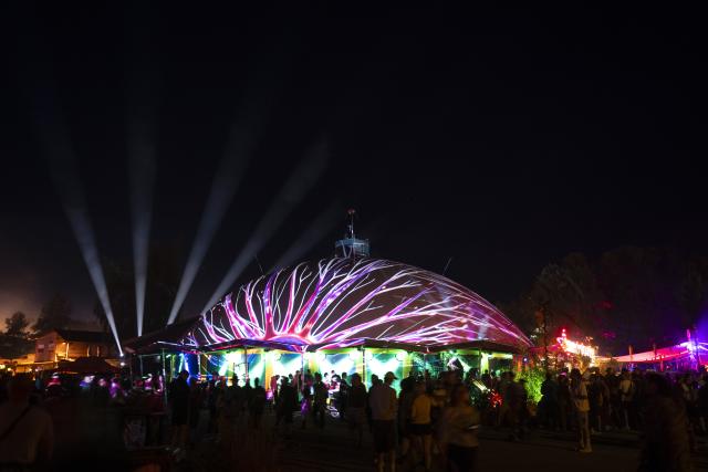 25 June 2026, Mecklenburg-Western Pomerania, Laerz: Lighting effects illuminate the Luftschloss Stage at the Fusion Festival, the largest alternative music and cultural festivals in Europe. The event was interrupted due to fires near the Fusion Festival. After an interruption lasting about two hours, visitors were allowed back onto the grounds. Photo: Philip Dulian/dpa