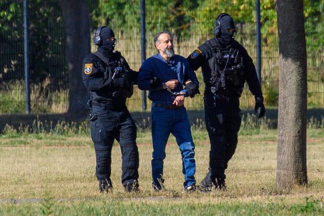 26 June 2026, Saxony-Anhalt, Magdeburg: Court officers lead the defendant, Taleb al-Abdulmohsen, into the courtroom. On December 20, 2024, the defendant drove a rental car through the crowded Christmas market. As a result of the attack, which lasted just over a minute, five women and a nine-year-old boy were killed, and hundreds of people were injured. Photo: Klaus-Dietmar Gabbert/dpa - ATTENTION: For editorial use only in connection with the text mentioned above, and only if the above credit is included in full.