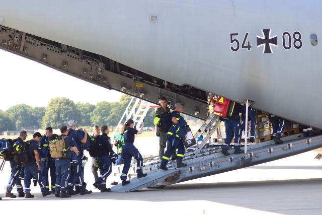 26 June 2026, Lower Saxony, Wunstorf: Emergency responders board a transport plane at the Wunstorf Air Force Base. Following the devastating earthquakes in Venezuela, nearly 50 emergency responders from the Federal Agency for Technical Relief (THW) are flying to the disaster area. The THW team is scheduled to depart Friday morning from Wunstorf Air Base in Lower Saxony on a Bundeswehr aircraft. Photo: Kai Moorschlatt/dpa