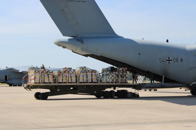 26 June 2026, Lower Saxony, Wunstorf: A transport plane is being loaded with relief supplies at the Wunstorf Air Force Base. Following the devastating earthquakes in Venezuela, nearly 50 personnel from the Federal Agency for Technical Relief (THW) are flying to the disaster area. The THW team is scheduled to depart Friday morning from Wunstorf Air Base in Lower Saxony aboard a Bundeswehr aircraft. Photo: Kai Moorschlatt/dpa