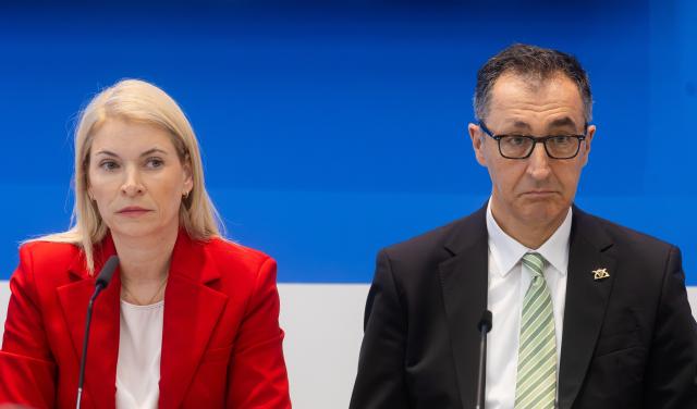 26 June 2026, Baden-Wuerttemberg, Stuttgart: Deutsche Bahn AG Chief Executive Officer Evelyn Palla (L) and Baden-Wuerttemberg Minister-President Cem Ozdemir sit next to each other during Stuttgart 21 steering committee press conference. Photo: Christoph Schmidt/dpa