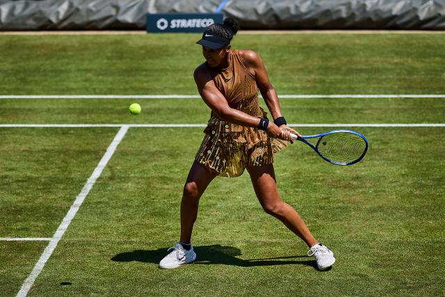 26 June 2026, Hesse, Bad Homburg: Japanese tennis player Naomi Osaka in atcion against China's Wang Xinyu during their women's singels semi-final match of the Bad Homburg Open tennis tournament. Photo: Mathias Schulz/dpa