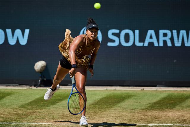 26 June 2026, Hesse, Bad Homburg: Japanese tennis player Naomi Osaka in atcion against China's Wang Xinyu during their women's singels semi-final match of the Bad Homburg Open tennis tournament. Photo: Mathias Schulz/dpa