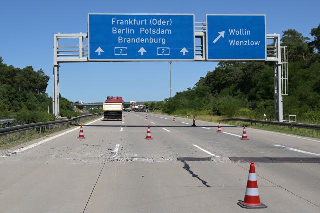 26 June 2026, Brandenburg, Wollin: Broken chunks of concrete lie on the road after sections of the concrete roadway near the Wollin exit on the A2 highway toward Berlin shifted against one another due to pressure caused by high temperatures during the current heat wave. Photo: Michael Bahlo/dpa