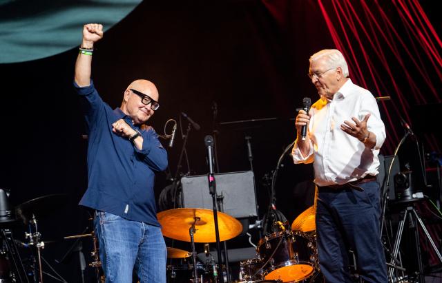 26 June 2026, Timmendorfer Strand: German President Frank-Walter Steinmeier (R) and Swedish trombonist and singer Nils Landgren appear on stage during the opening concert of the JazzBaltica 2026 jazz festival. Photo: Daniel Bockwoldt/dpa