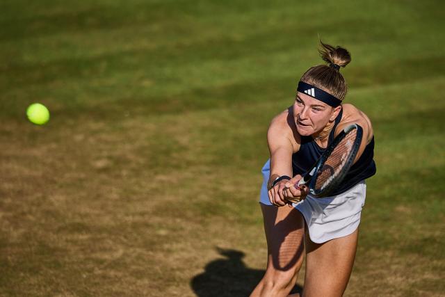 26 June 2026, Hesse, Homburg: Czech tennis player Karolína Muchova returns a double-handed backhand against Romania's Elena-Gabriela Ruse during their women's singels semi-final match of the Bad Homburg Open tennis tournament. Photo: Fotoreport-DB/dpa