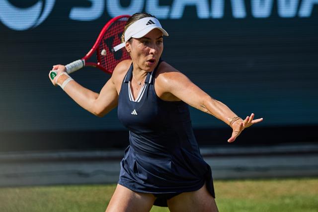 26 June 2026, Hesse, Homburg: Romanian tennis player Elena-Gabriela Ruse in action against Czech player Karolina Muchova during their women's singels semi-final match of the Bad Homburg Open tennis tournament. Photo: Fotoreport-DB/dpa