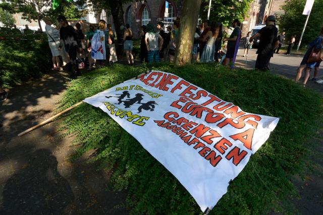 27 June 2026, Rhineland-Palatinate, Bingen: People are protesting against the AfD Rhineland-Palatinate party convention. Photo: Thomas Frey/dpa