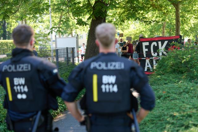 27 June 2026, Rhineland-Palatinate, Bingen: Police officers are monitoring a demonstration against the AfD Rhineland-Palatinate party convention. Photo: Thomas Frey/dpa