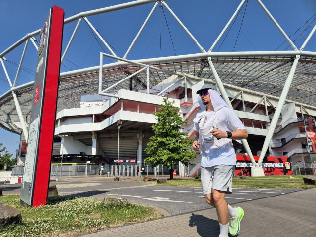 27 June 2026, Nordrhein-Westfalen, Leverkusen: Alexander Meier is running around the stadium in Leverkusen. A German runner has started his project 18 Chapters on the hottest weekend of the year. Photo: Sascha Thelen/dpa