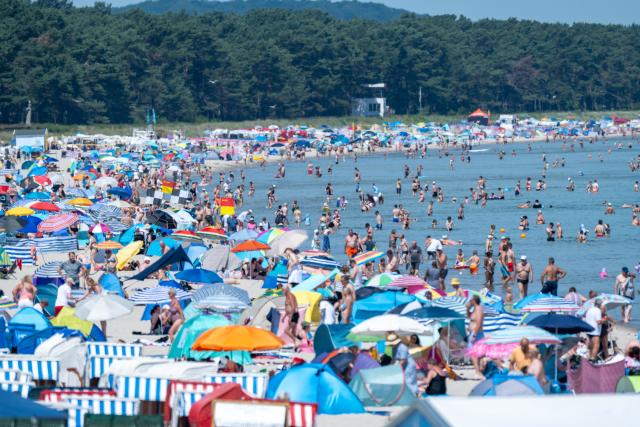 27 June 2026, Mecklenburg-Vorpommern, Binz: The weather is sunny on the beach at the seaside resort on the island of Rügen. Photo: Stefan Sauer/dpa
