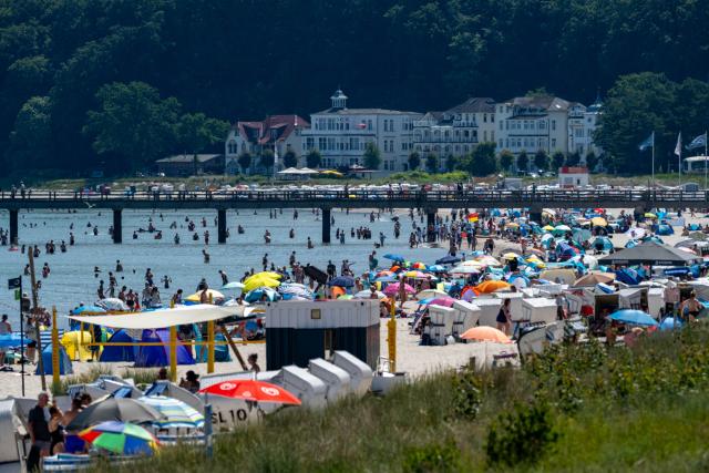 27 June 2026, Mecklenburg-Vorpommern, Binz: The weather is sunny on the beach at the seaside resort on the island of Rügen. Photo: Stefan Sauer/dpa