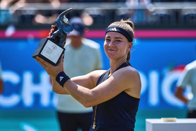 27 June 2026, Hesse, Bad Homburg: Czech tennis player Karolina Muchova smiles as she holds up the winner's trophy following the women's singles final against Japanese tennis player Naomi Osaka at the WTA 500 Bad Homburg Open. Photo: Mathias Schulz/dpa