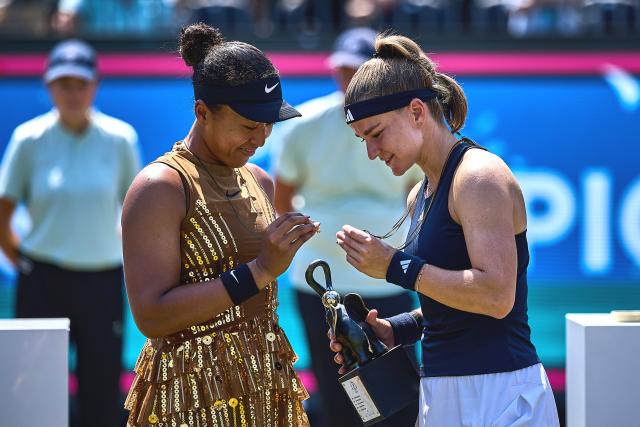 27 June 2026, Hesse, Bad Homburg: Japanese tennis player Naomi Osaka (L) and Karolina Czech Muchova (R) show each other their medals during the award ceremony following the women's singles final at the WTA 500 Bad Homburg Open. Photo: Mathias Schulz/dpa