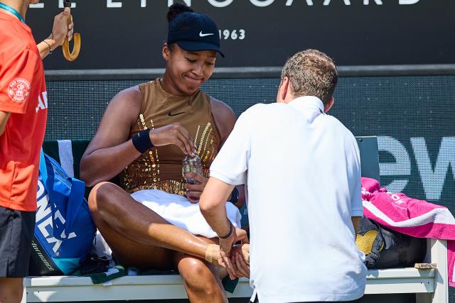 27 June 2026, Hesse, Bad Homburg: Japanese tennis player Naomi Osaka receives on-court medical treatment from a physical therapist during the women's singles final at the WTA 500 Bad Homburg Open. Photo: Mathias Schulz/dpa