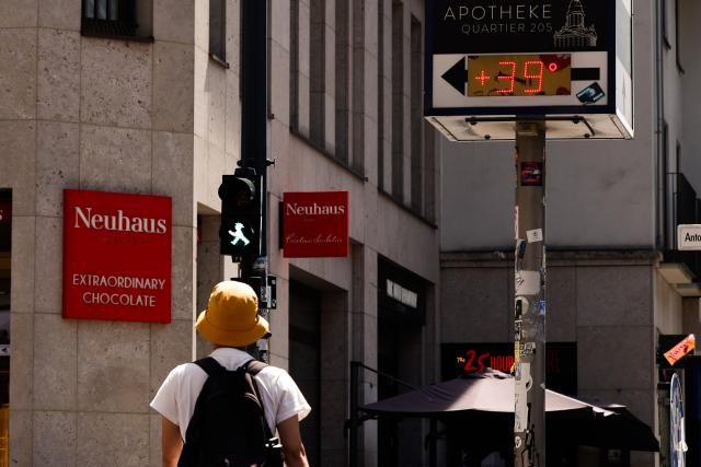 27 June 2026, Berlin: A thermometer next to a pharmacy reads 39 degrees in Berlin Mitte. Photo: Carsten Koall/dpa