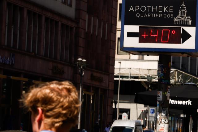 27 June 2026, Berlin: A thermometer next to a pharmacy reads 40 degrees in Berlin Mitte. Photo: Carsten Koall/dpa