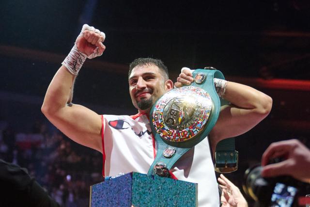 FILED - 10 January 2026, Oberhausen: German boxer Agit Kabayel celebrates after defeating Poland's Damian Knyba in their WBC heavyweight bout at the Koenig-Pilsener-Arena. Photo: Bernd Thissen/dpa