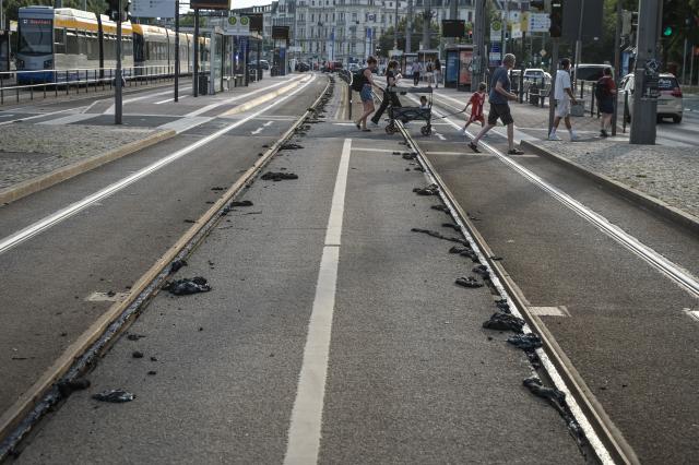 27 June 2026, Saxony, Leipzig: Heat damage is visible on tram tracks along Troedlinring in Leipzig, after a prolonged heatwave with temperatures exceeding 40 degrees Celsius caused bitumen to melt and compromise the stability of the track bed, leading to widespread tram service disruptions. Photo: Heiko Rebsch/dpa