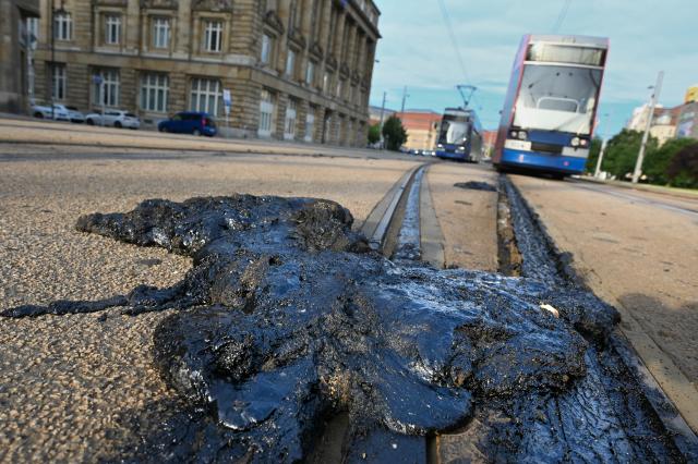 27 June 2026, Saxony, Leipzig: Heat damage is visible on tram tracks along Troedlinring in Leipzig, after a prolonged heatwave with temperatures exceeding 40 degrees Celsius caused bitumen to melt and compromise the stability of the track bed, leading to widespread tram service disruptions. Photo: Heiko Rebsch/dpa
