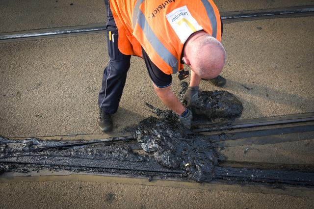 27 June 2026, Saxony, Leipzig: Heat damage is visible on tram tracks along Troedlinring in Leipzig, after a prolonged heatwave with temperatures exceeding 40 degrees Celsius caused bitumen to melt and compromise the stability of the track bed, leading to widespread tram service disruptions. Photo: Heiko Rebsch/dpa