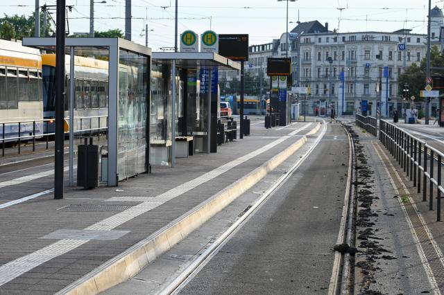 27 June 2026, Saxony, Leipzig: Heat damage is visible on tram tracks along Troedlinring in Leipzig, Germany, after a prolonged heatwave with temperatures exceeding 40 degrees Celsius caused bitumen to melt and compromise the stability of the track bed, leading to widespread tram service disruptions. Photo: Heiko Rebsch/dpa