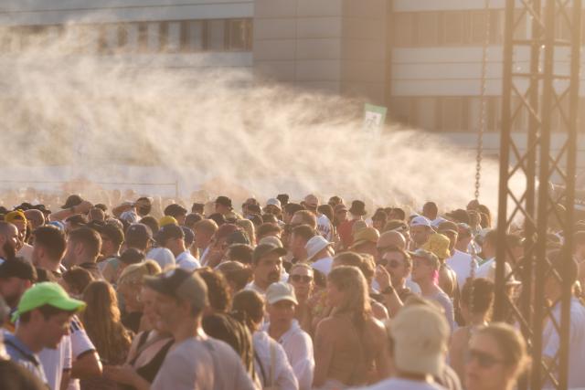 27 June 2026, Hamburg: Fans are sprayed with water from a water cannon to cool them down amid soaring temperatures during a concert by techno star Paul Kalkbrenner on the Heiligengeistfeld in Hamburg. Photo: Marcus Golejewski/dpa