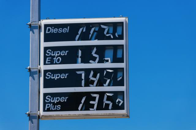 FILED - 20 June 2026, Baden-Württemberg, Ihringen: File Photo - The prices on a gas station's price board have shifted. Temperatures above 30 degrees Celsius are expected in southern Baden. Photo: Philipp von Ditfurth/dpa