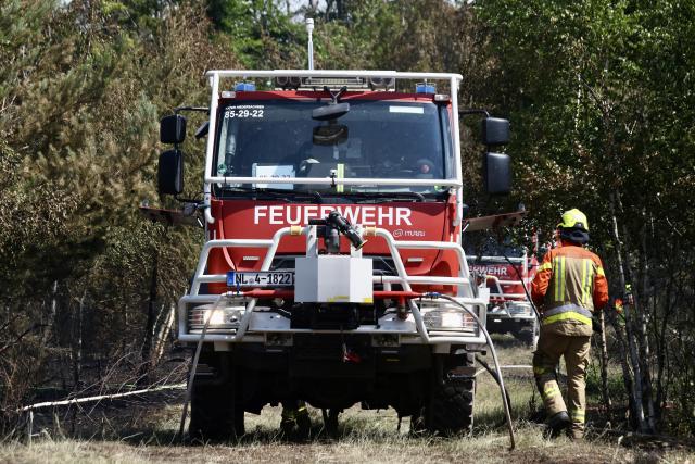28 June 2026, Saxony-Anhalt, Blankenburg: Firefighters are battling a forest fire in the Harz Mountains. Since yesterday, approximately four hectares of pine forest between Wienrode and Treseburg have been ablaze. A special unit from Lower Saxony is assisting the firefighters. Photo: Matthias Bein/dpa
