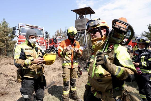 28 June 2026, Saxony-Anhalt, Blankenburg: Firefighters are battling a forest fire in the Harz Mountains. Since yesterday, approximately four hectares of pine forest between Wienrode and Treseburg have been ablaze. A special unit from Lower Saxony is assisting the firefighters. Photo: Matthias Bein/dpa