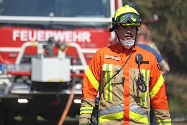 28 June 2026, Saxony-Anhalt, Blankenburg (Harz): Firefighters battle a forest fire near Blankenburg. Since Saturday, approximately four hectares of forest have been burning in a wooded area between Wienrode and Treseburg. Photo: Matthias Bein/dpa