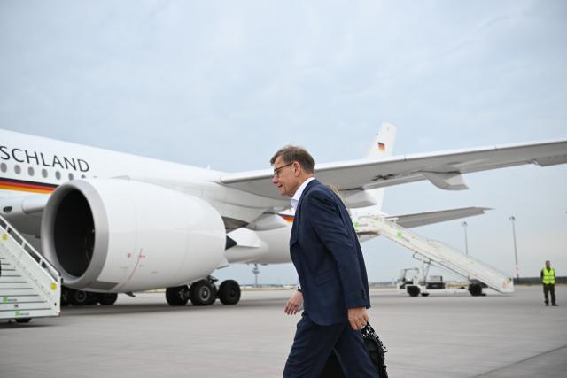 29 June 2026, Brandenburg, Schönefeld: German Foreign Minister Johann Wadephul boards a federal government Airbus aircraft operated by the Special Air Mission Wing at the Berlin Brandenburg Airport (BER) government terminal. Photo: Boris Roessler/dpa