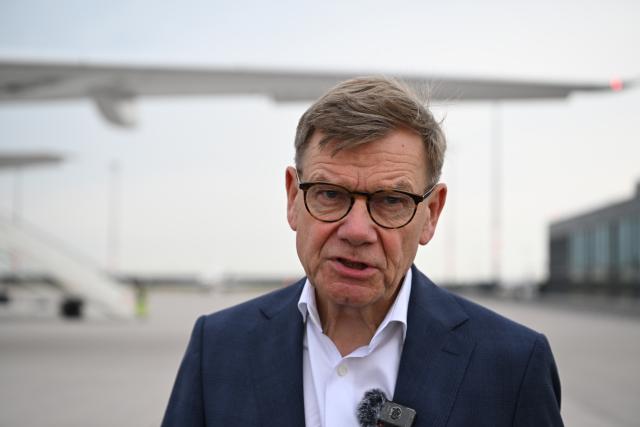 29 June 2026, Brandenburg, Schönefeld: German Foreign Minister Johann Wadephul boards a federal government Airbus aircraft operated by the Special Air Mission Wing at the Berlin Brandenburg Airport (BER) government terminal. Photo: Boris Roessler/dpa