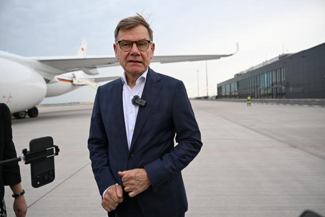 29 June 2026, Brandenburg, Schönefeld: German Foreign Minister Johann Wadephul boards a federal government Airbus aircraft operated by the Special Air Mission Wing at the Berlin Brandenburg Airport (BER) government terminal. Photo: Boris Roessler/dpa