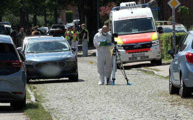 29 June 2026, Lower Saxony, Stade: Emergency responders and forensic investigators are on a street in Stade. Five people were killed in a shooting in Stade, west of Hamburg. A suspect has been arrested, a police spokesperson confirmed in response to a dpa inquiry. Photo: Fabian Höfig/NEWS5/dpa - ATTENTION: License plate(s) have been pixelated for legal reasons