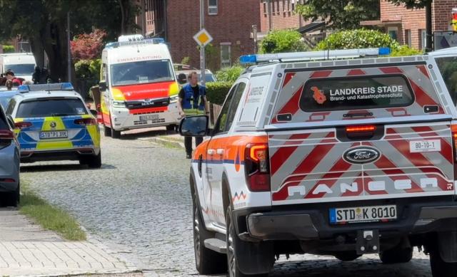 29 June 2026, Lower Saxony, Stade: Emergency responders are on a street in Stade. In Stade, west of Hamburg, several people have been killed in a shooting. Two suspects have been arrested, a police spokesperson confirmed in response to a dpa inquiry. Photo: Fotoreport-DB/NWM-TV/dpa
