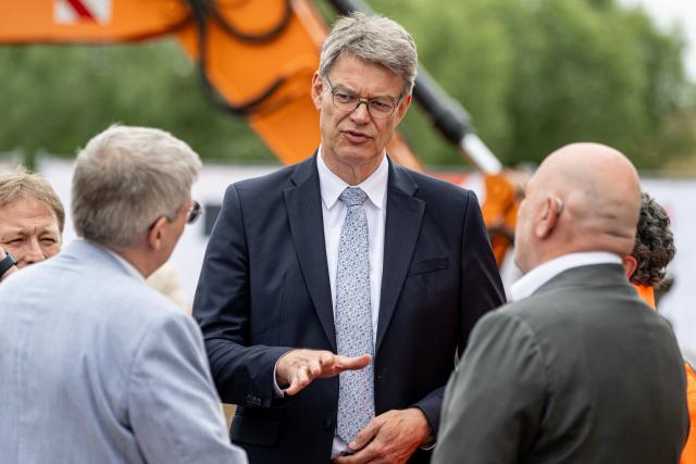 29 June 2026, Brandenburg, Wittenberge: Patrick Schnieder (C), German Minister of Transportation, is attending the groundbreaking ceremony for the new Elbe Bridge. Photo: Fabian Sommer/dpa