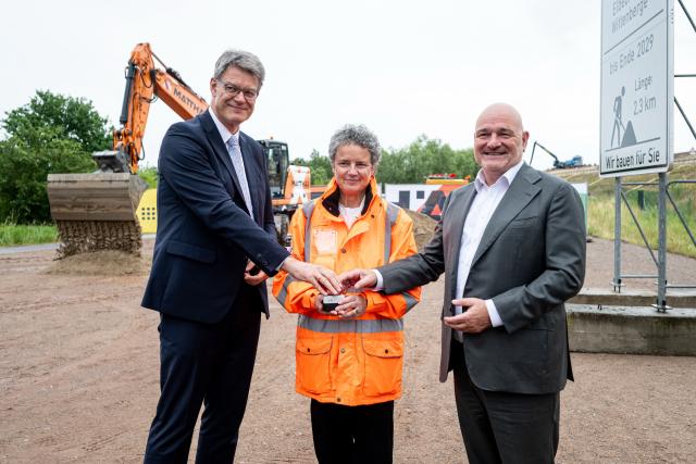 29 June 2026, Brandenburg, Wittenberge: Patrick Schnieder (L), German Minister of Transportation; Lydia Hueskens, Saxony-Anhalt's Minister of Infrastructure and Digital Affairs; and Robert Crumbach, Minister of Infrastructure and Regional Planning for the State of Brandenburg, are participating in the groundbreaking ceremony for the replacement Elbe Bridge. Photo: Fabian Sommer/dpa