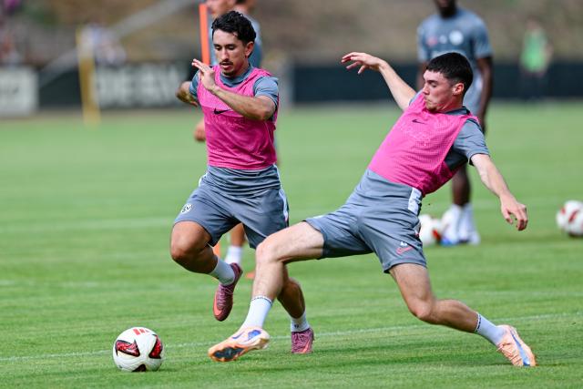 29 June 2026, Saarland, St. Ingbert: Elversberg's Jason Keks (L) and Felix Keidel battle for the ball during the team's first training session after the promotion to the German Bundesliga. Photo: Uwe Anspach/dpa