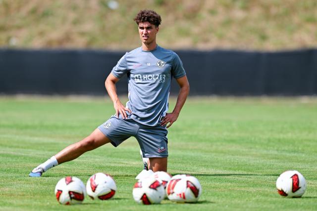 29 June 2026, Saarland, St. Ingbert: Elversberg's Noah Darvich warms up during the team's first training session after the promotion to the German Bundesliga. Photo: Uwe Anspach/dpa