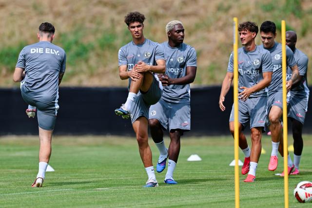 29 June 2026, Saarland, St. Ingbert: Elversberg's Noah Darvich (2nd L) and Maurice Krattenmacher in action during the team's first training session after the promotion to the German Bundesliga. Photo: Uwe Anspach/dpa