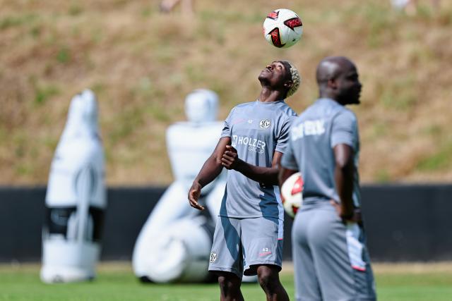 29 June 2026, Saarland, St. Ingbert: Elversberg's David Mokwa heads the ball during the team's first training session after the promotion to the German Bundesliga. Photo: Uwe Anspach/dpa