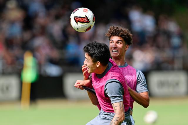 29 June 2026, Saarland, St. Ingbert: Elversberg's Nicholas Mickelson (L) and Noah Darvich battle for a header during the team's first training session after the promotion to the German Bundesliga. Photo: Uwe Anspach/dpa